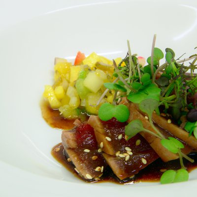 1ère Entrée Escalope de thon mi-cuit, marinade minute, cru-cuit de légumes & fruits, cébettes & sel noir d'Hawaï   - Réveillon de  Saint-Sylvestre 2018 - 2019 - Villa Blanche Dunkerque.jpg