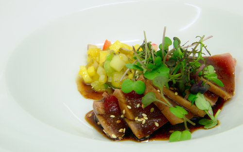 1ère Entrée Escalope de thon mi-cuit, marinade minute, cru-cuit de légumes & fruits, cébettes & sel noir d'Hawaï - Réveillon de Saint-Sylvestre 2018 - 2019 - Villa Blanche Dunkerque.jpg