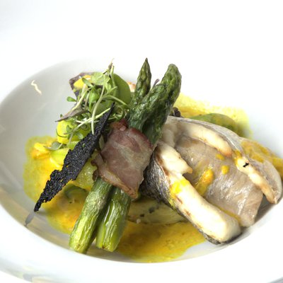 23T2 - Filet de bar poêlé d’asperges vertes et pointe en robe de lard fumé réduction au curcuma