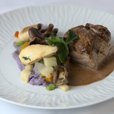 23T3 - Filet de veau mariné de 24 heures, sauce en infusion de chicorée, crémeux de prunelle, cèpe d'été