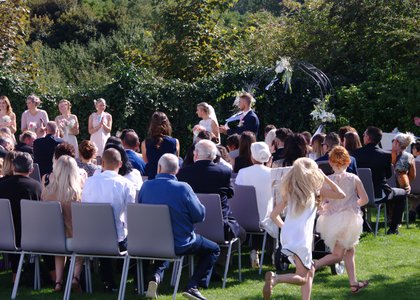 Cérémonie laïque dans les jardins à  Villa Blanche