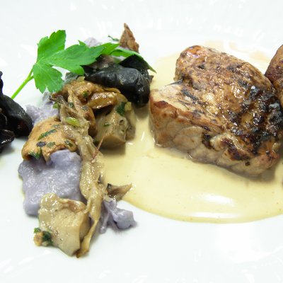 Filet de veau marinée à la chicorée, crémeux de prunelle & champignons nobles aillés persillés