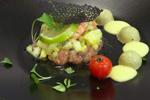 Marinade de saumon aux fruits exotiques, demi-dômes d'avocat, jus mangue