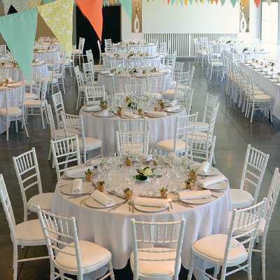 Mariage sur tout l'espace de réception à Villa Blanche, chaises Chiavari