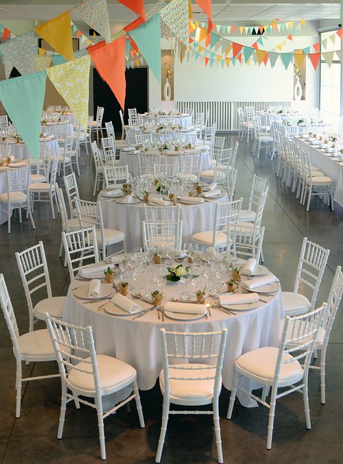 Mariage sur tout l'espace de réception à Villa Blanche, chaises Chiavari