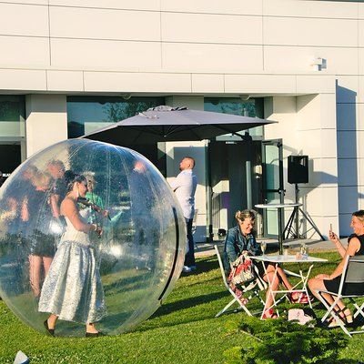 Anniversaire 90 ans du Cottage Social des Flandres apéritif en extérieur dans les jardins