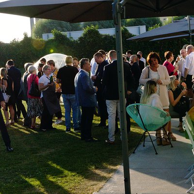 Anniversaire 90 ans du Cottage Social des Flandres apéritif en extérieur dans les jardins