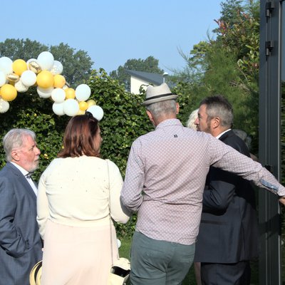 Discussion dans les jardins