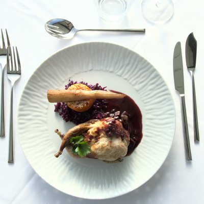 Caille farcie au foie gras, fruits secs et farce fine de veau, réduction vin rouge et armagnac, petits légumes