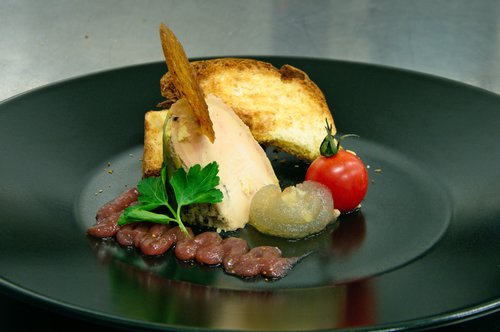 Médaillon de foie gras mariné à l&#x27;huile de noisette et truffe, duo de gelée de figue et pomme verte, brioches aux épices et aux raisins