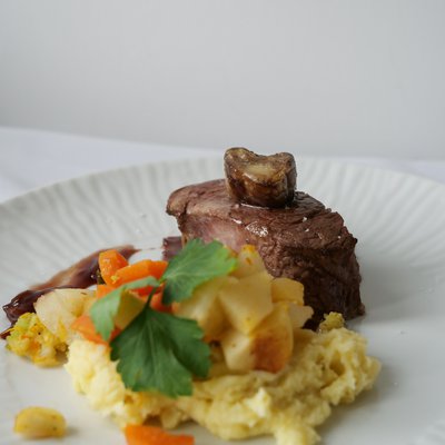 Filet de boeuf et échalotes confites à la bordelaise, moëlle pochée, légumes d'hiver & crémeux de ratte de Brouckerque