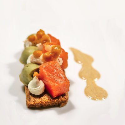 Finger noisette saumon gravlax, purée d'avocat, langoustine rôtie, gel de mangue et piment, crème de tahini