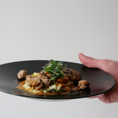 Fricassé de gambas et sot l’y laisse, feuilleté aux graines de lin, velouté de homard