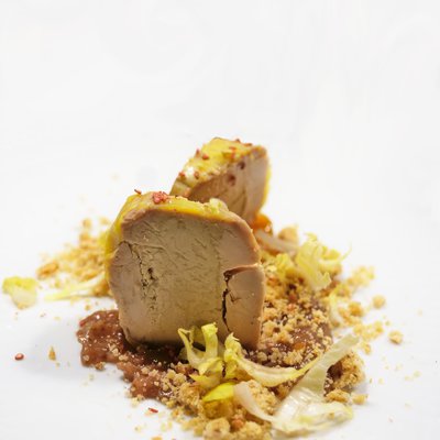 Médaillon de foie gras, chutney de prune et figues, petit pain aux graines