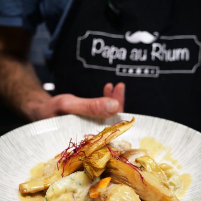 Noix de st jacques poêlées, crème de foie gras, purée de chou fleur et dès de panais, endive caramélisée