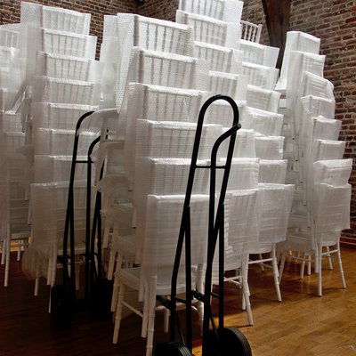 Préparation des chaises (chiavari) pour un mariage à Renescure près de Saint-Omer.jpg