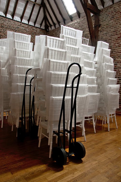 Préparation des chaises (chiavari) pour un mariage à Renescure près de Saint-Omer