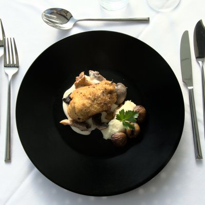 Ris de veau et son bouillon de champignons au muscar, châtaigne