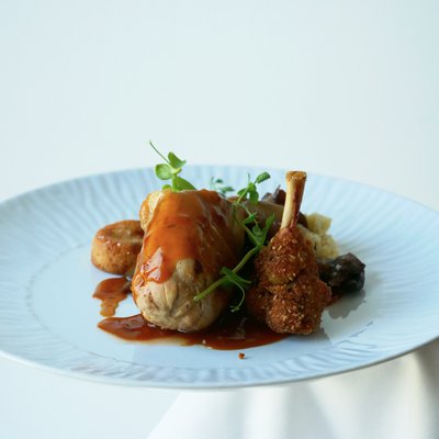 Suprême de pintade farci aux champignons noirs, laquage clémentine,  aileron aux graines, sablé breton poire, céleri, châtaigne