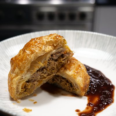 Tourte de confit de sot l'y laisse de dinde, butternut et abricots secs, jus réduit acidulé