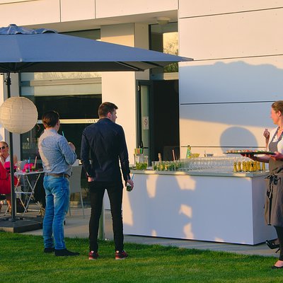 Apéritif en extérieur dans le jardin à Villa Blanche Dunkerque