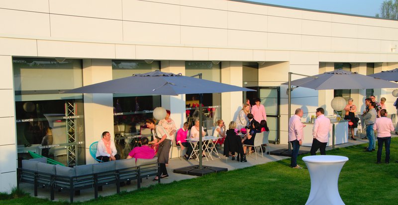 Apéritif en extérieur dans le jardin à Villa Blanche Dunkerque