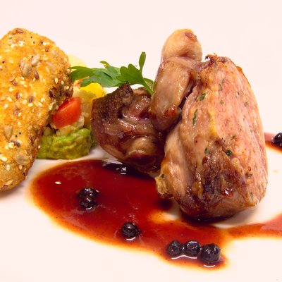Caille farcie au porc aux herbes sauce-en infusion de genièvre & baies crémeux de petits pois petits légumes croquette la prunelle