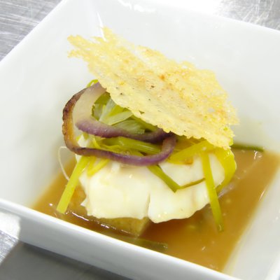 Dos de cabillaud, bouillon & sauté d'oignons, jeunes poireaux, tuile de parmesan