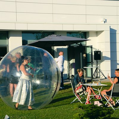 Anniversaire 90 ans du Cottage Social des Flandres apéritif en extérieur dans les jardins