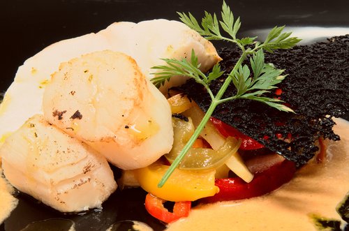 Duo de cabillaud & Saint-jacques, piperade de légumes & coulis de piment doux, tuile à l'encre de seiche