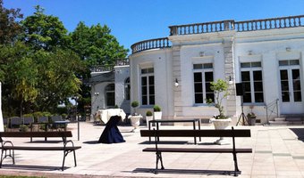 Façade, jardins, parc de 3 hectares de L'Ermitage du Bois Joli à Quaëdypre