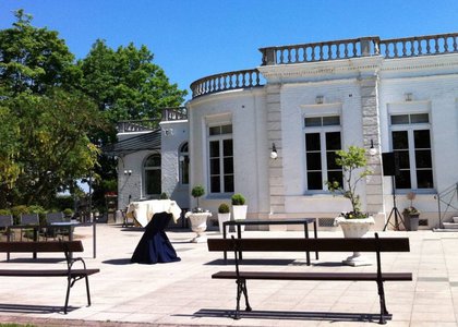 Façade, jardins, parc de 3 hectares de L'Ermitage du Bois Joli à Quaëdypre