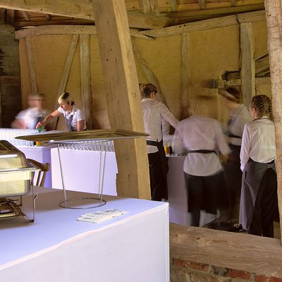 La Ferme des Oiseaux à Frévent, vin d'honneur sous la grange