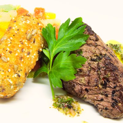 Filet de boeuf façon chimichuri & créme de chicorée, crémeux de pois & petits légumes, croquette de prunelle