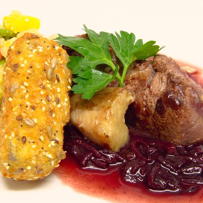 Filet de boeuf & moëlle pochée, sauce échalotes & vin rouge, crémeux de pois & petits légumes, croquette de prunelle