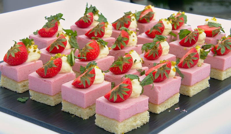 Fraisier revisité façon Sylvie format buffet, tiers-entremet