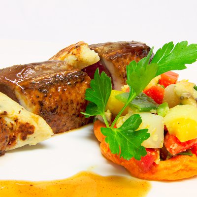 Magret de canard laqué aux épices sauce au miel gnocchis coriandre-citron crémeux de carottes au cumin petits légumes