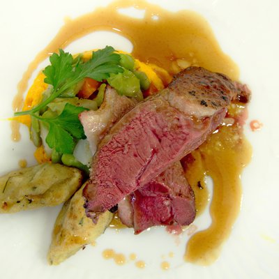 Magret de canard laqué aux épices, sauce miel, gnocchis coriandre citron, crémeux de carottes & légumes de saison