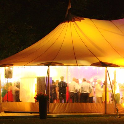 Repas de mariage au château sous chapiteau