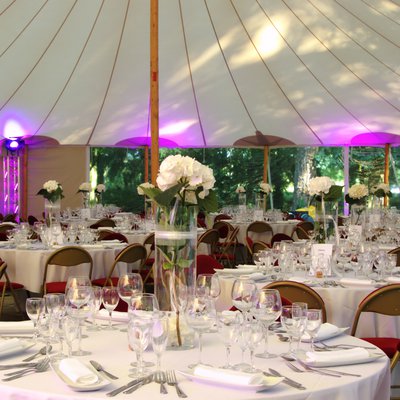 Repas de mariage au château sous chapiteau