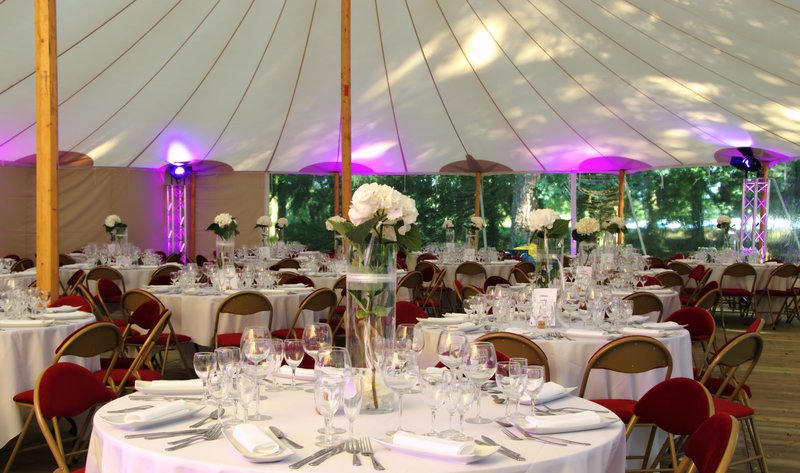 Repas de mariage au château sous chapiteau