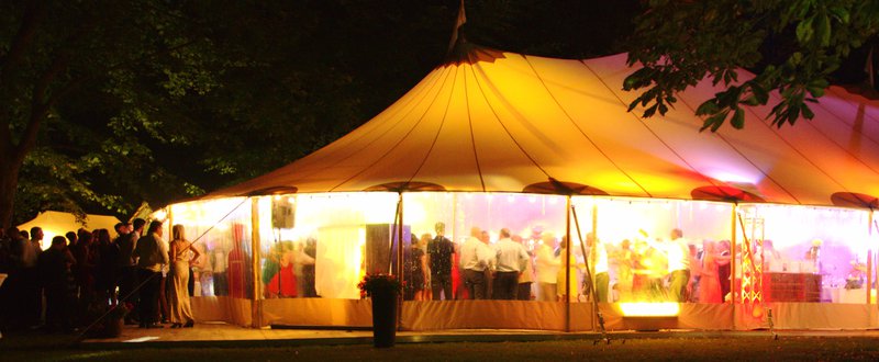 Repas de mariage au château sous chapiteau