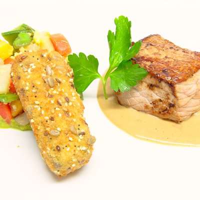 Noix de veau marinée à la chicorée & créme de chicorée, crémeux de pois & petits légumes, croquette de prunelle