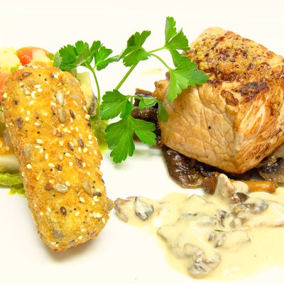 Noix de veau & champignons nobles sauce vin jaune, crémeux de pois & petits légumes, croquette de prunelle