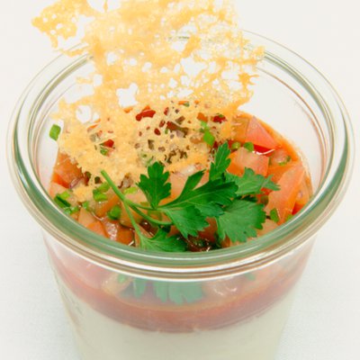 Panacotta au-chèvre tartare de tomates-basilic tuile de parmesan