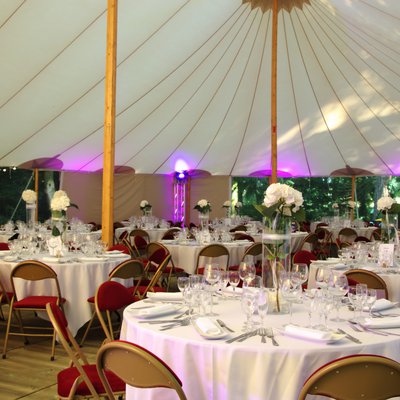 Repas de mariage au château sous chapiteau