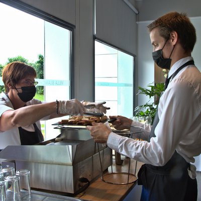 théo & flo, service du foie gras et pain d'épices