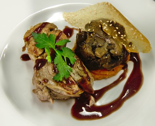 filet et ris de veau, jus réduit au vin rouge et épices, purée fine de butternut à l'orange et champignons en persillade citronée