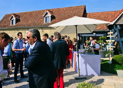 Vin d'honneur dans la cour à la Magreville à Bellebrune près de Boulogne-Sur-Mer