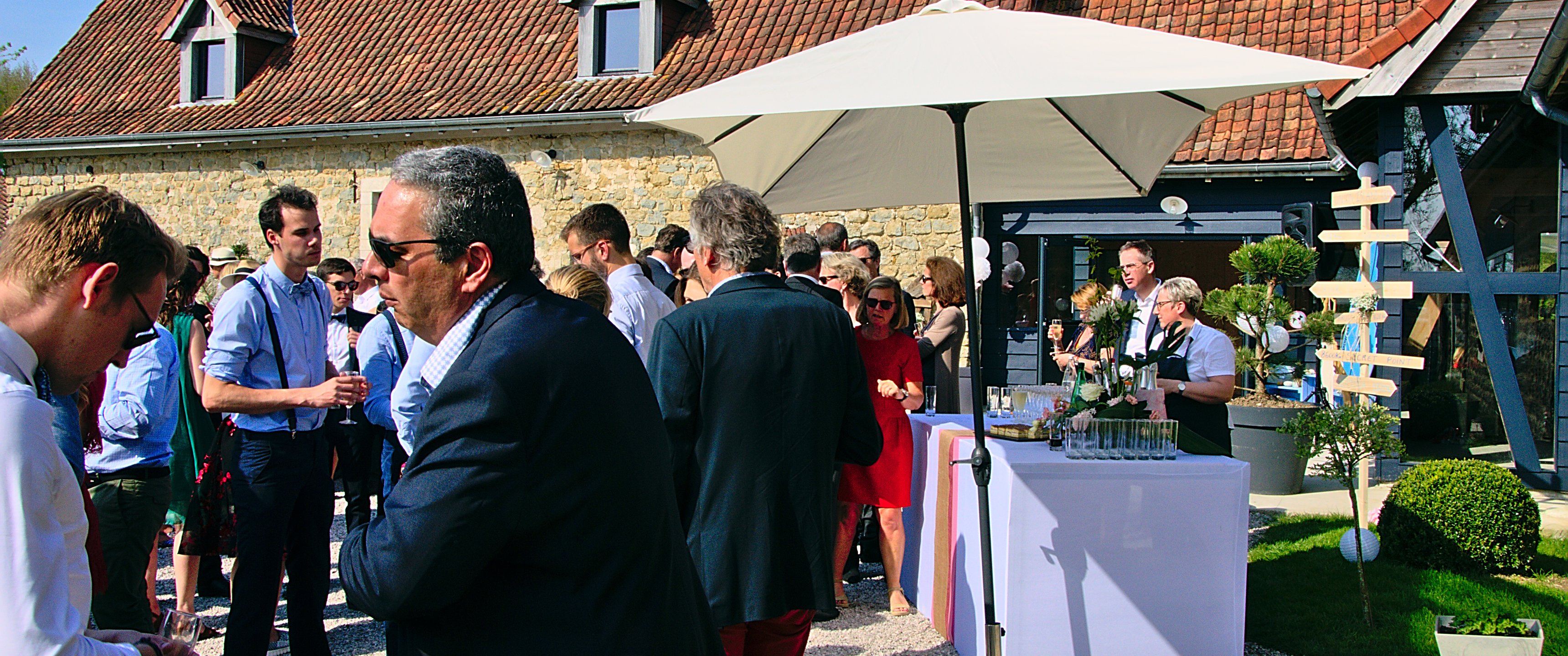 Vin d'honneur dans la cour à la Magreville à Bellebrune près de Boulogne-Sur-Mer